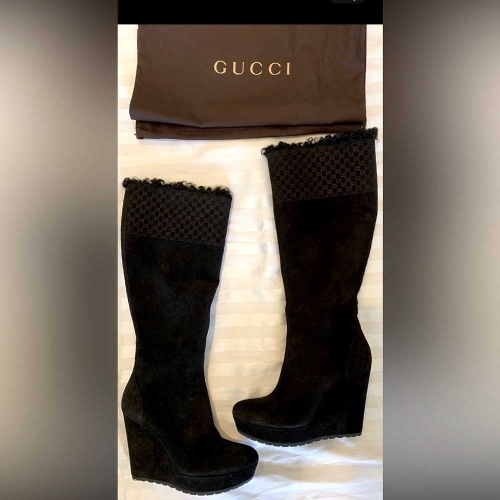 NEW! GUCCI LOGO NERO SUEDE WEDGE BOOTS! ❤️